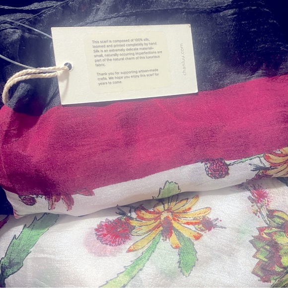 NWT Chan Luu 100% Silk Floral Large Designer Scarf Made in India - Picture 3 of 5